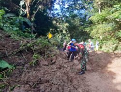 Tanah Longsor Menutup Jalan, Babinsa Kodim Ponorogo Ikut Kerja Bakti