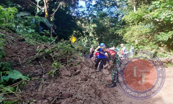 Tanah Longsor Menutup Jalan, Babinsa Kodim Ponorogo Ikut Kerja Bakti