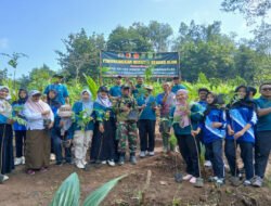 SMPN 1 Gandusari Bersama Satgas TMMD Tanam Alpukat dan Sukun