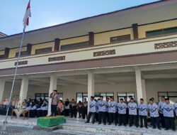 MIN 2 Lamongan Memperingati Hardiknas dengan Upacara