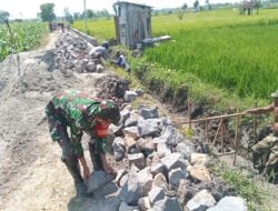 Babinsa dan Warga Rejosari Bahu-Membahu Bangun Irigasi Sawah