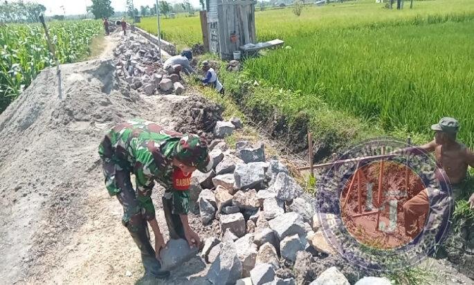 Babinsa dan Warga Rejosari Bahu-Membahu Bangun Irigasi Sawah