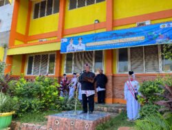 Peringati Hardiknas 2026, Keluarga Besar SMPN 1 Pucuk Kompak Kenakan Busana Khas Lamongan