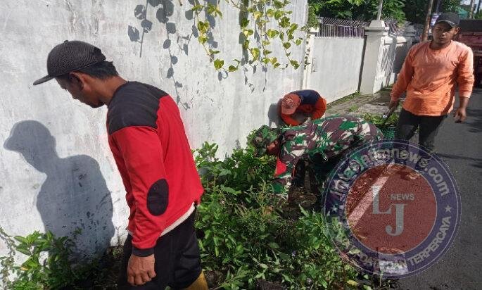 Bersama Tim Saberling, Babinsa Tegalharjo Laksanakan Kerja Bakti Pembersihan Lingkungan