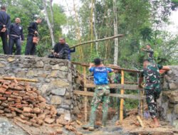 PSHT Bantu Satgas TMMD Kerjakan Proyek Jembatan