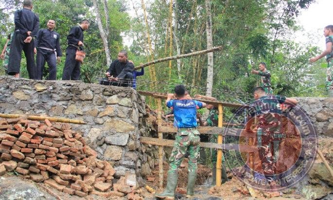 PSHT Bantu Satgas TMMD Kerjakan Proyek Jembatan
