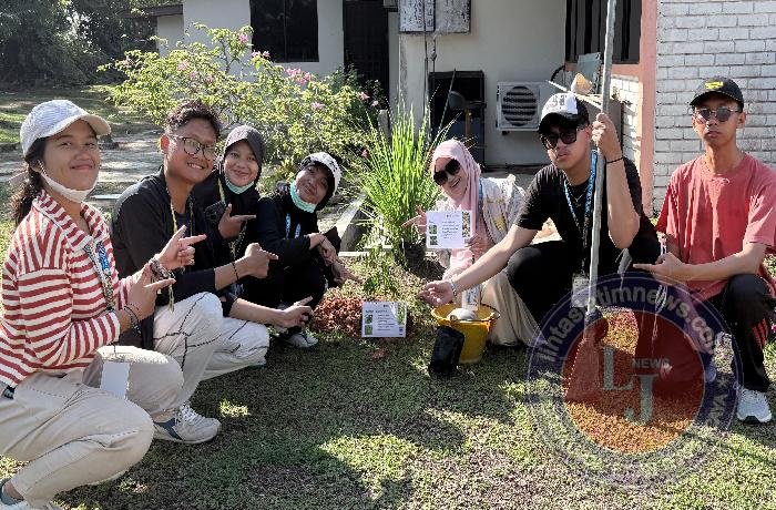Mahasiswa KKN Internasional UNESA Gelar Aksi Penghijauan di Perkampungan Felda Sening, Malaysia