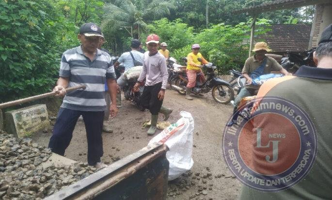 Warga Sukorejo Gotong Royong Langsir Material Jalan