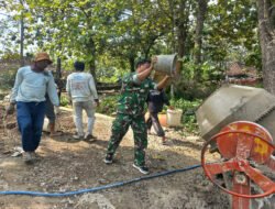 Tak Kenal Lelah, TNI dan Warga Bersatu Bangun Jembatan Garuda di Wonosegoro