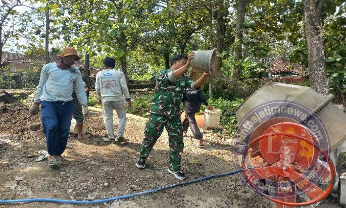 Tak Kenal Lelah, TNI dan Warga Bersatu Bangun Jembatan Garuda di Wonosegoro