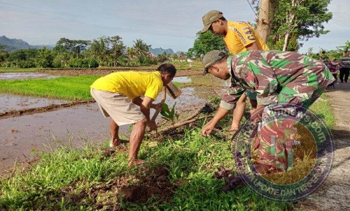 Anggota Kodim Ponorogo Bersama Masyarakat Kerja Bakti Bersihkan Rumput