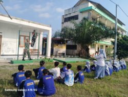 Pembentukan Karakter, Babinsa Rejosari Kenalkan Disiplin Lewat Olahraga di Sekolah Berbasis Pesantren