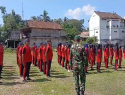Babinsa koramil 0801/04 Tegalombo Beri Pelatihan Baris Berbaris