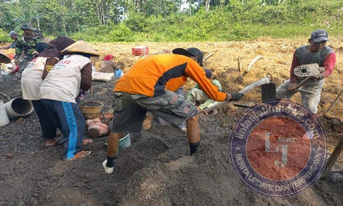 Semangat Ibu-Ibu Warnai TMMD Wonosegoro: Dari Cangkul Sederhana untuk Jalan Masa Depan Desa