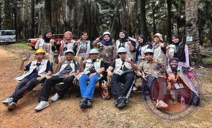 Mahasiswa KKN Internasional Unesa Pelajari Pengelolaan Kebun Sawit Lewat Program “Jom Kita ke Ladang” di Malaysia