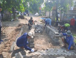 Gotong Royong Babinsa dan Warga Pulerejo Wujudkan Akses Jalan Lebih Layak