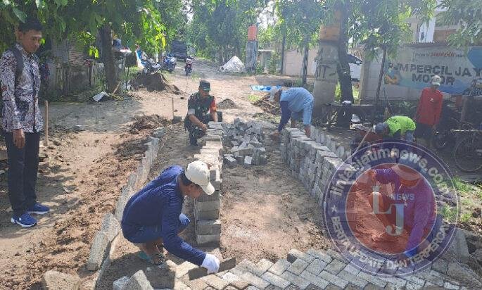 Gotong Royong Babinsa dan Warga Pulerejo Wujudkan Akses Jalan Lebih Layak