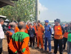 Satpolairud Polres Gresik bersama Tim SAR Gabungan Evakuasi Korban Ketiga Perahu Tenggelam
