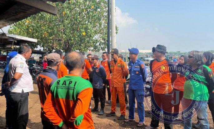 Satpolairud Polres Gresik bersama Tim SAR Gabungan Evakuasi Korban Ketiga Perahu Tenggelam