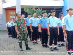 Tanamkan Kedisiplinan Babinsa Purwodiningratan Latihkan PBB Siswa-Siswi Sekolah SMK
