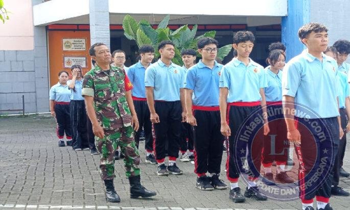 Tanamkan Kedisiplinan Babinsa Purwodiningratan Latihkan PBB Siswa-Siswi Sekolah SMK