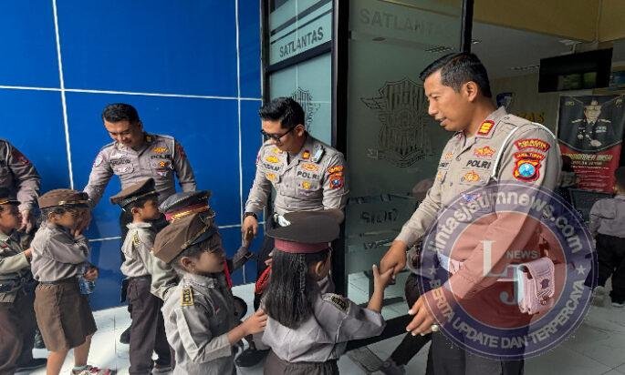 Polisi Sahabat Anak : Polresta Sidoarjo Edukasi Tertib Lalu Lintas Sejak Dini