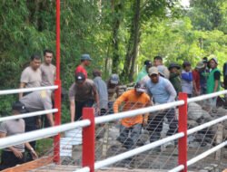 Polres Blitar Kota bersama Warga Bangun Jembatan Merah Putih Presisi Penggerak Ekonomi Desa