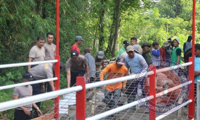 Polres Blitar Kota bersama Warga Bangun Jembatan Merah Putih Presisi Penggerak Ekonomi Desa