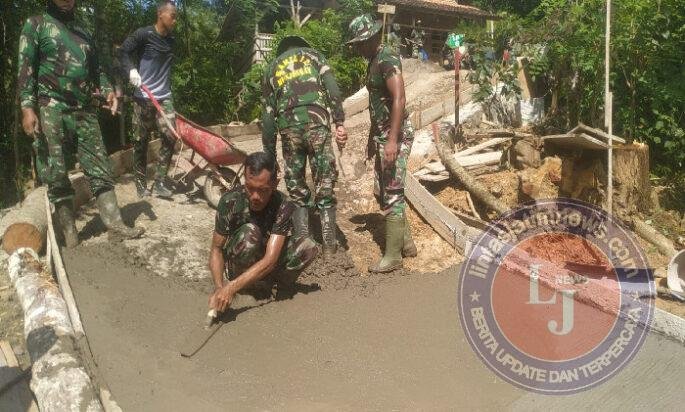 Tak Peduli Terik, Satgas TMMD Bersemangat Tuntaskan Rabat Jalan