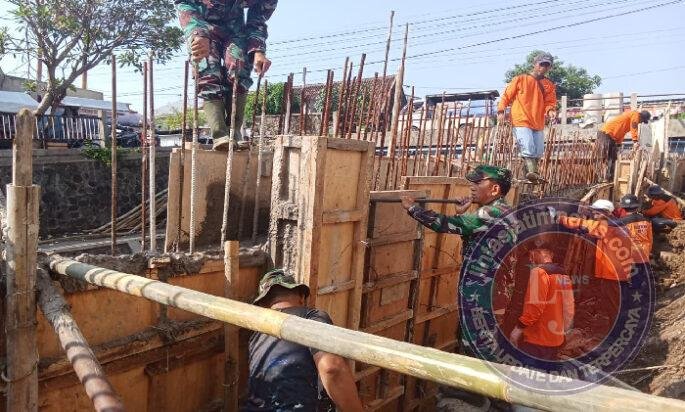 Pupuk Kegotong Royongan Koramil 04/Jebres Bersama Masyarakat Terus Genjot TMMD Sengkuyung Tahap II