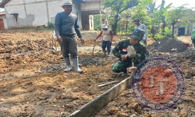 Kejar Target TMMD, Satgas dan Warga Pasang Bekisting Demi Hasil Betonisasi Jalan Berkualitas