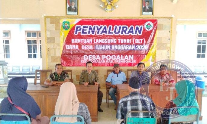 Sinergitas TNI-Polri dan Pemda Trenggalek Kawal Penyaluran BLT Warga Kurang Mampu di Desa Pogalan