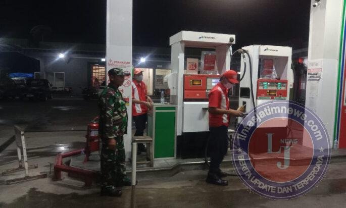 Babinsa Koramil 14 Jatisrono Bersama Linmas Sisir Obyek Vital Demi Jaga Keamanan Warga
