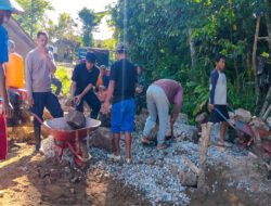 Peduli Infrastruktur Desa, Babinsa Koramil 0801/05 Nawangan Gotong Royong Perbaikan Jalan