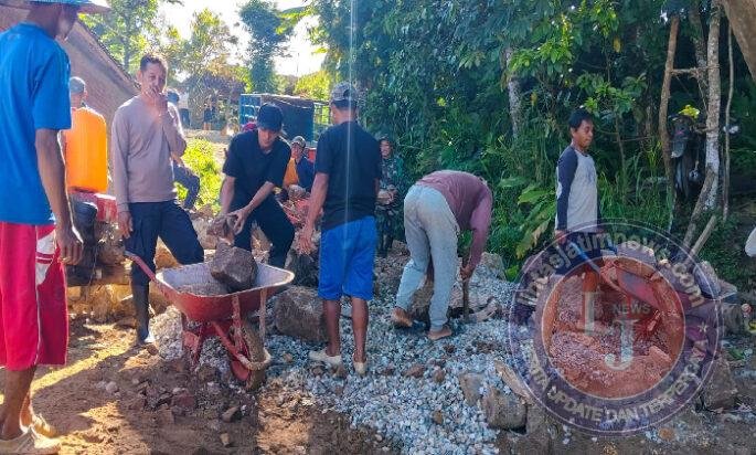 Peduli Infrastruktur Desa, Babinsa Koramil 0801/05 Nawangan Gotong Royong Perbaikan Jalan