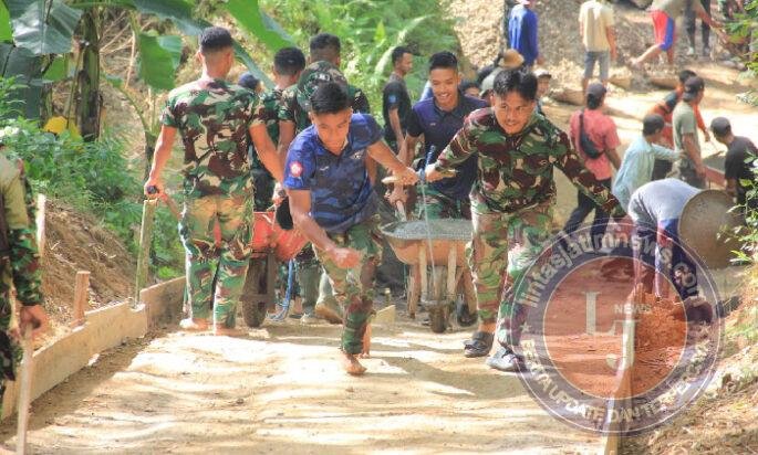 Semangat Satgas TMMD Menyelesaikan Rabat Jalan