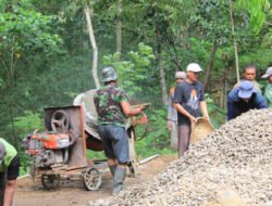 Warga Nglayur Bersemangat Bantu Satgas TMMD Selesaikan Rabat Jalan