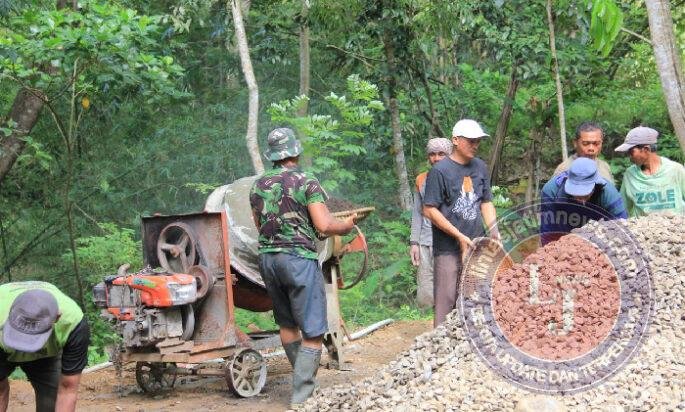 Warga Nglayur Bersemangat Bantu Satgas TMMD Selesaikan Rabat Jalan