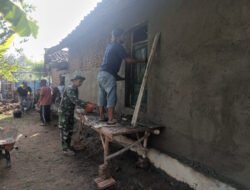 Saat Rumah Mulai Rapuh, Babinsa dan Warga Rejosari Hadir Bawa Harapan