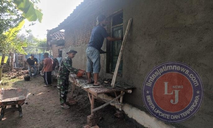 Saat Rumah Mulai Rapuh, Babinsa dan Warga Rejosari Hadir Bawa Harapan