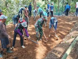Peduli Kesulitan Warga, Babinsa Kodim Ponorogo Ikut Kerja Bakti Pelebaran Jalan