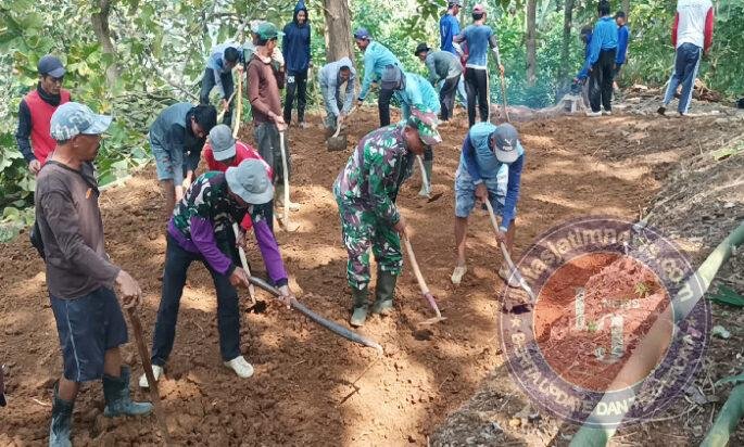 Peduli Kesulitan Warga, Babinsa Kodim Ponorogo Ikut Kerja Bakti Pelebaran Jalan