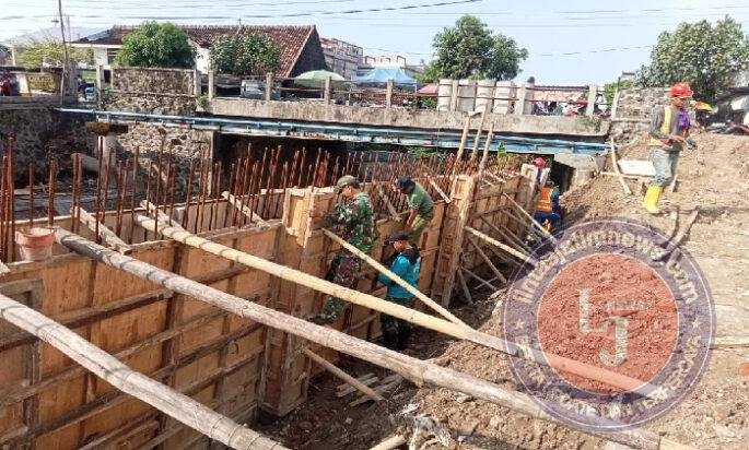 Tak Kenal Lelah, Melalui TMMD Sengkuyung tahap II Koramil 04/Jebres Tanamkan Semangat Gotong Royong Di Masyarakat