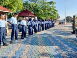 Bangun Mental dan Disiplin Sejak Dini, Babinsa Kebonsari Latih OSIS SMPN 2 Lewat LDK