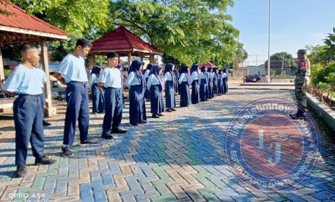 Bangun Mental dan Disiplin Sejak Dini, Babinsa Kebonsari Latih OSIS SMPN 2 Lewat LDK