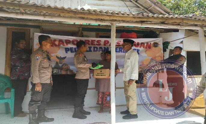 Polri Untuk Masyarakat : Kapolres Pasuruan Blusukan Salurkan Bansos untuk Warga