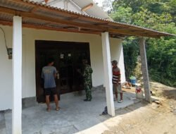 Satgas TMMD ke-128 Mulai Pengecatan Jendela Rumah Sarto