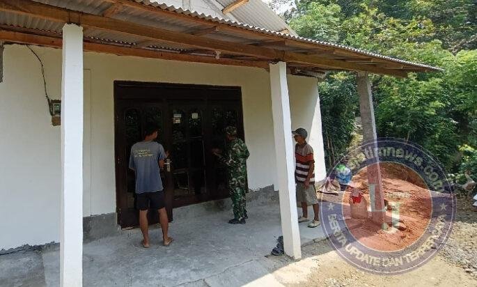 Satgas TMMD ke-128 Mulai Pengecatan Jendela Rumah Sarto