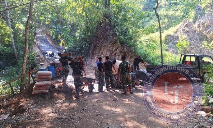 Satgas TMMD Dibantu Warga Tuntaskan Rabat Jalan