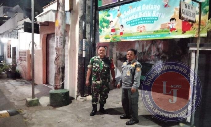 Piket Koramil 04/Jebres Patroli Malam Bersama Linmas, Sebagai Langkah Preventif Guna Menjaga Kondusifitas Wilayah